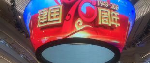 公司花20萬(wàn)裝修的會(huì)議室，竟被客戶(hù)吐槽‘像網(wǎng)吧’？高級(jí)感會(huì)議室的屏幕選擇秘訣”